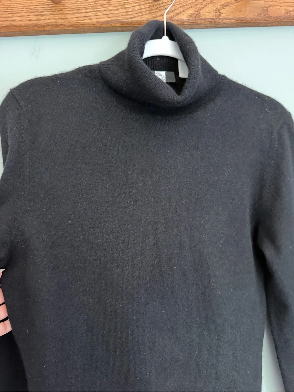 Saks Fifth Avenue 100% Cashmere Classic Black Monochrome Turtleneck Sweater